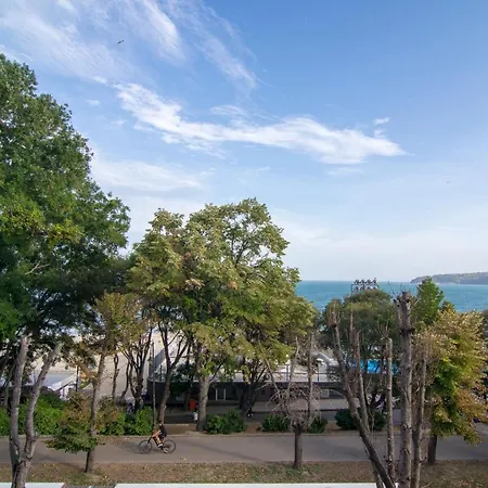 Beachfront & Seaview Apartment Warna